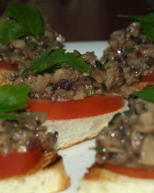 Брускетта с помидорами, шампиньонами и луком