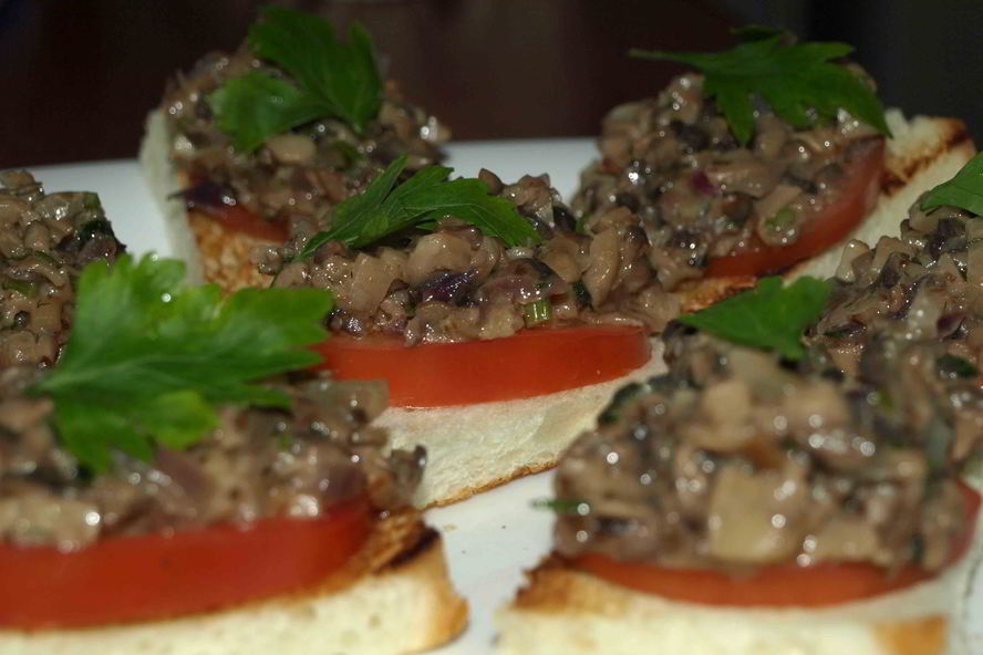 Рецепт брускетты с помидорами, шампиньонами и луком