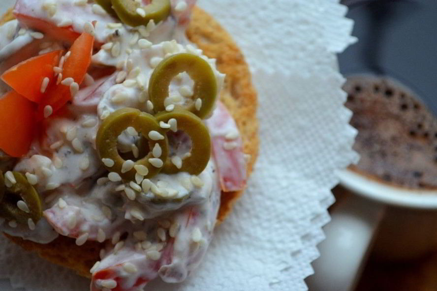 Рецепт брускетты с рыбой и томатами черри