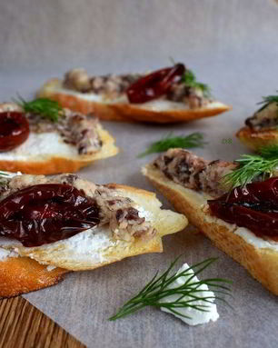 Брускетта с сардинами и сливочным сыром