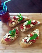 Брускетта с сулугуни