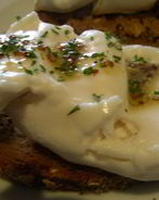 Брускетта с теплым козьим сыром и уксусно-горчичной заправкой