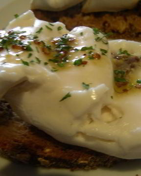 Брускетта с теплым козьим сыром и уксусно-горчичной заправкой