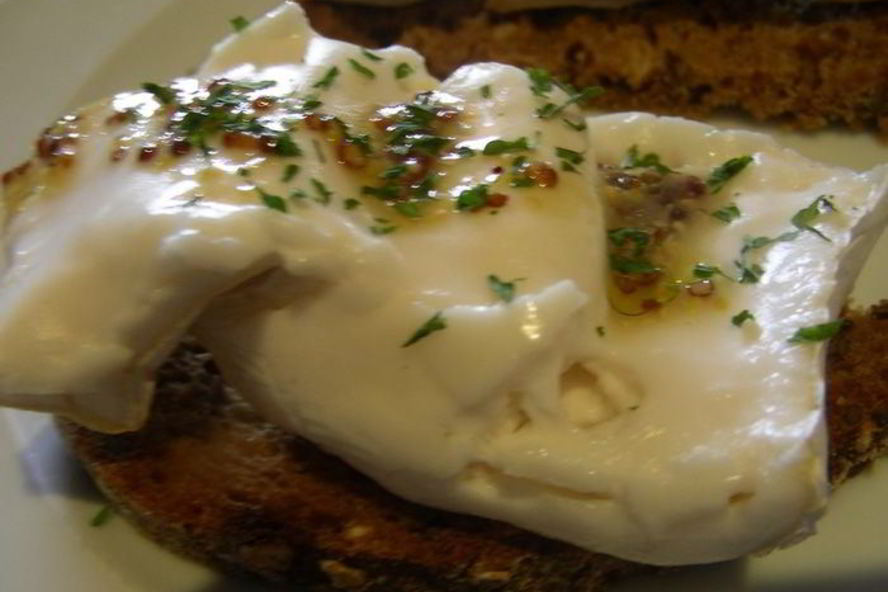 Рецепт брускетты с теплым козьим сыром и уксусно-горчичной заправкой