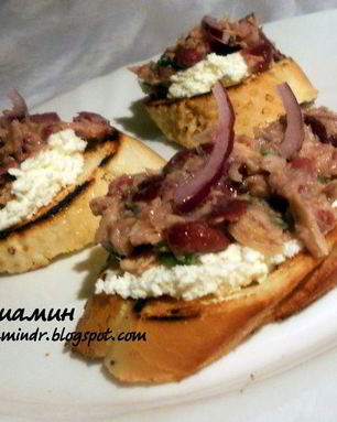 Брускетта с тунцом, фасолью и творожным сыром