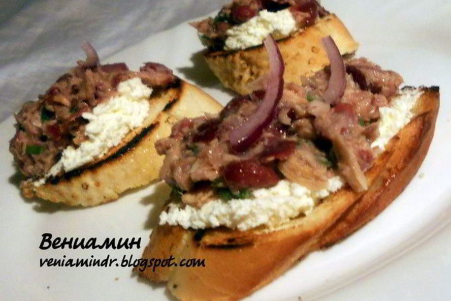 Рецепт брускетты с тунцом, фасолью и творожным сыром