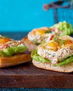 Брускетта с творогом, икрой и перепелиным яйцом