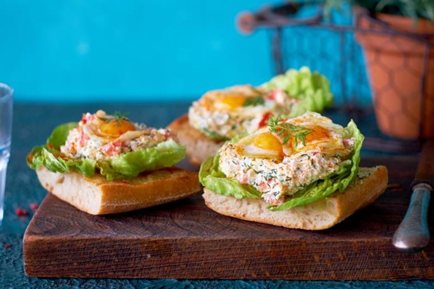 Рецепт брускетты с творогом, икрой и перепелиным яйцом