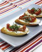 Брускетта с вялеными помидорами и козьим сыром