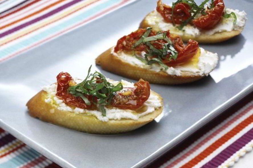 Рецепт брускетты с вялеными помидорами и козьим сыром