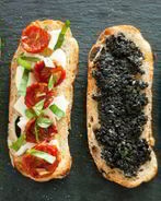 Брускетта с вялеными томатами и оливковым тапенадом