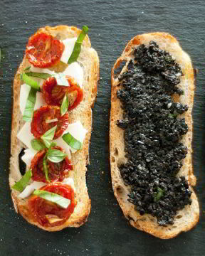 Брускетта с вялеными томатами и оливковым тапенадом