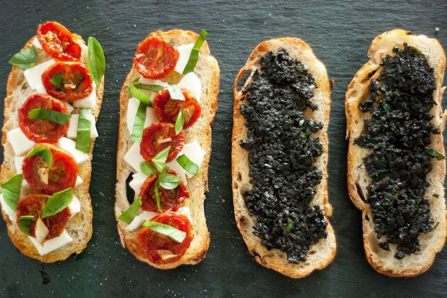 Рецепт брускетты с вялеными томатами и оливковым тапенадом