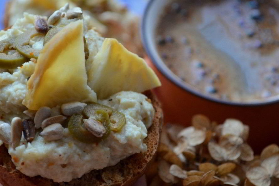 Рецепт брускетты с запеченным корнем сельдерея и оливками