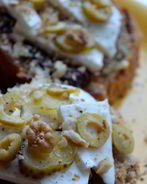 Брускетта со свеклой, мягким сыром и корнишонами