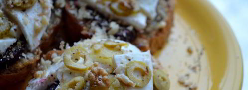 брускетта со свеклой, мягким сыром и корнишонами. Шаг 6