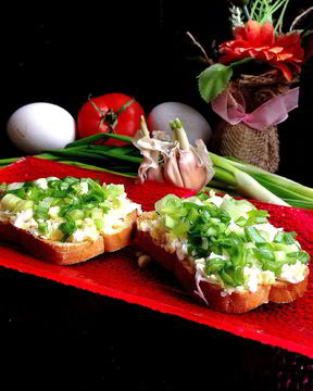 Брускетта яично-луковая