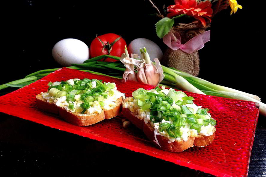Рецепт брускетты яично-луковая