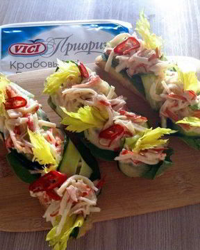Брускетты с крабовыми палочками, айоли и огурцом