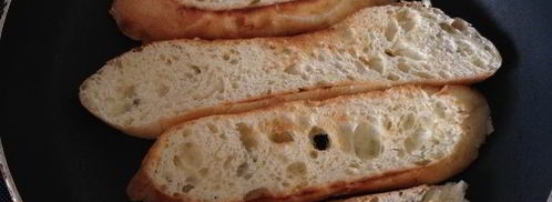 брускетты с крабовыми палочками, айоли и огурцом. Шаг 6