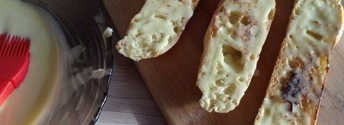 брускетты с крабовыми палочками, айоли и огурцом. Шаг 8