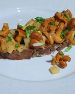 Брускетты с лисичками, сельдереем и зеленым луком