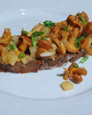 Брускетты с лисичками, сельдереем и зеленым луком