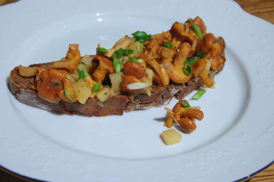 Рецепт брускетт с лисичками, сельдереем и зеленым луком