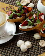 Брускетты с рикоттой и клубникой
