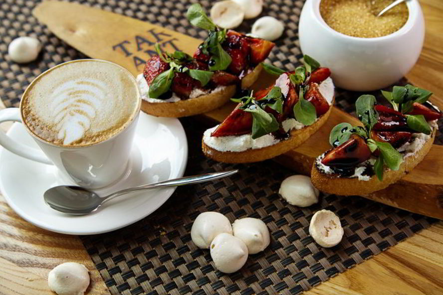 Рецепт брускетт с рикоттой и клубникой