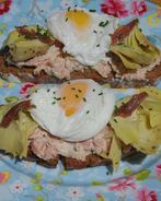 Брускетты с тунцом, анчоусами и яйцами пашот