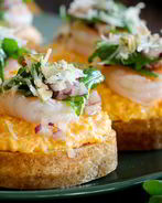 Брускетты с тыквой и креветками