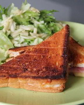 Бутерброд с салатом из зеленого яблока к завтраку