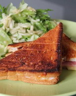 Бутерброд с салатом из зеленого яблока к завтраку