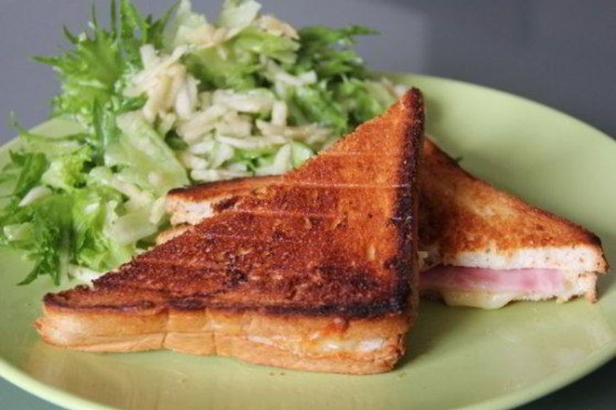 Рецепт бутерброда с салатом из зеленого яблока к завтраку