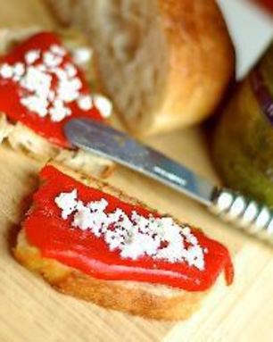 Бутерброды с песто, печеным перцем и фетой