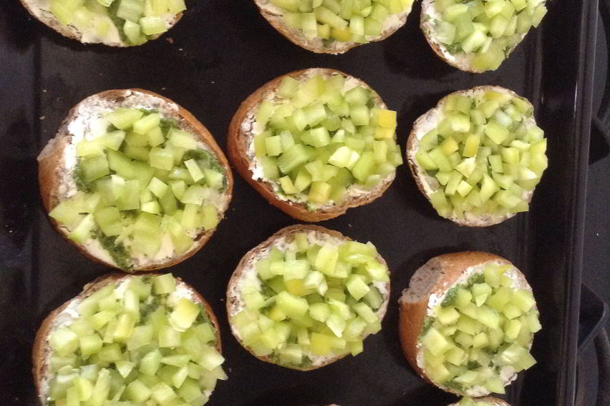 Рецепт горячих бутербродов с творожным сыром, песто и овощами