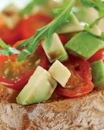 Хрустящие брускетты с помидорами и авокадо