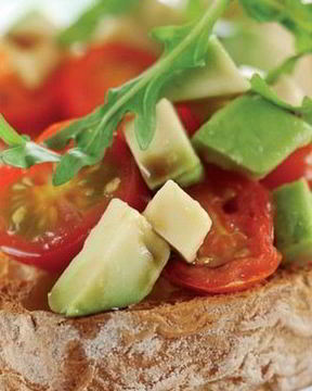 Хрустящие брускетты с помидорами и авокадо