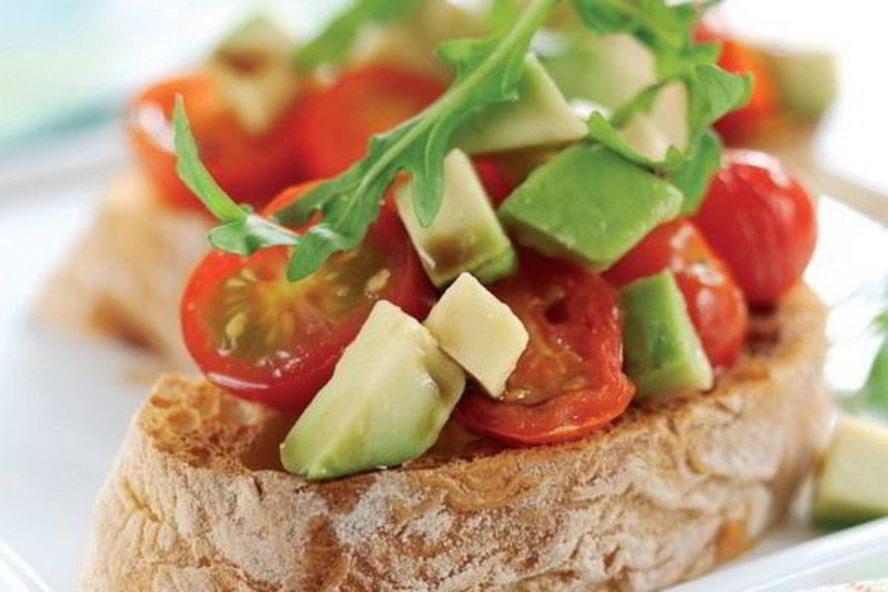 Рецепт хрустящих брускетт с помидорами и авокадо