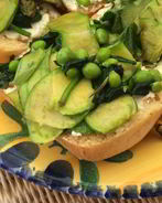 Весенняя брускетта с козьим сыром, зеленым горошком, спаржей и цукини мини