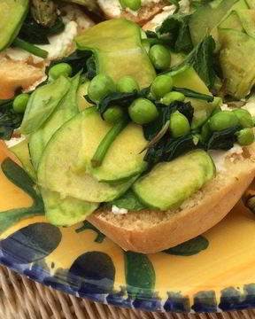 Весенняя брускетта с козьим сыром, зеленым горошком, спаржей и цукини мини