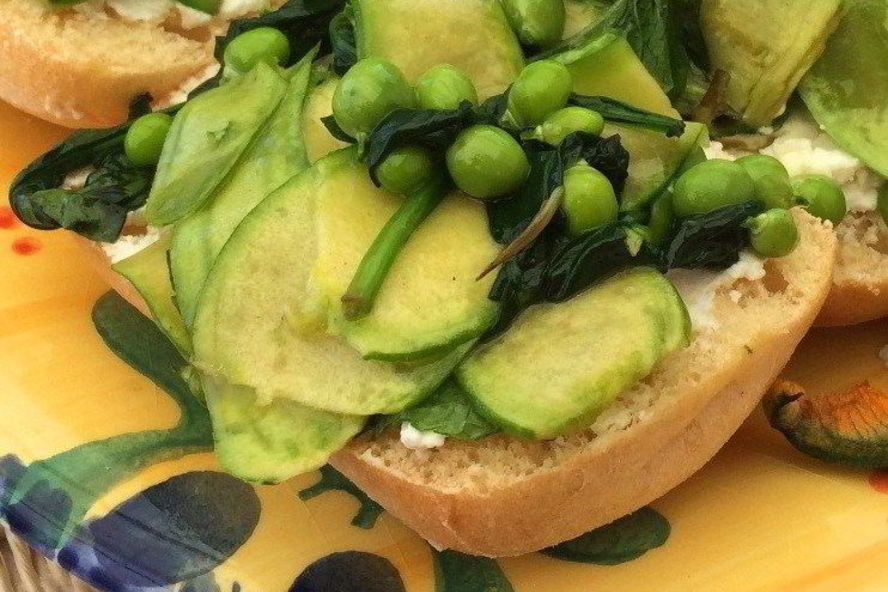 Рецепт весенней брускетты с козьим сыром, зеленым горошком, спаржей и цукини мини