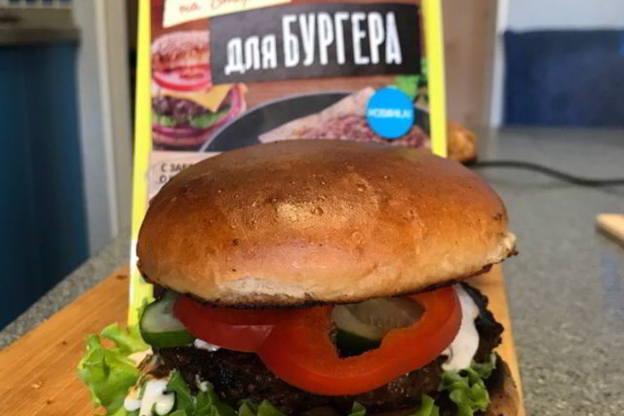 Рецепт бургера из мраморной говядины с овощами и йогуртовым соусом