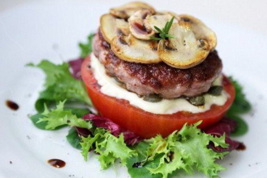 Рецепт бургера с каперсами, помидором и майонезом