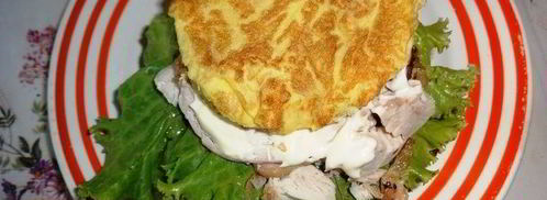 бургер с курицей, омлетом и огурцом. Шаг 8