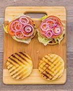 Бургер с тунцом, луком и помидором