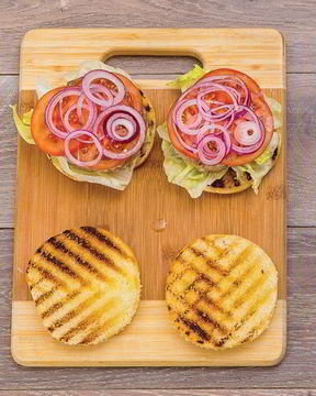 Бургер с тунцом, луком и помидором