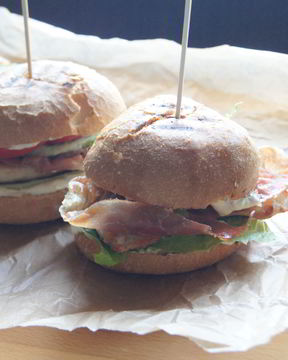 Бургеры с курицей и беконом