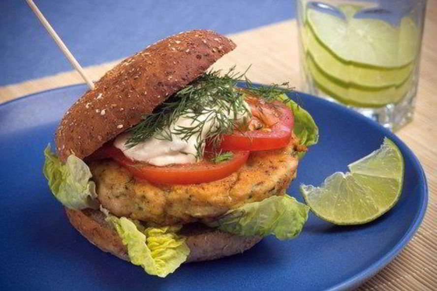 Рецепт быстрых бургеров с тунцом, латуком и помидором